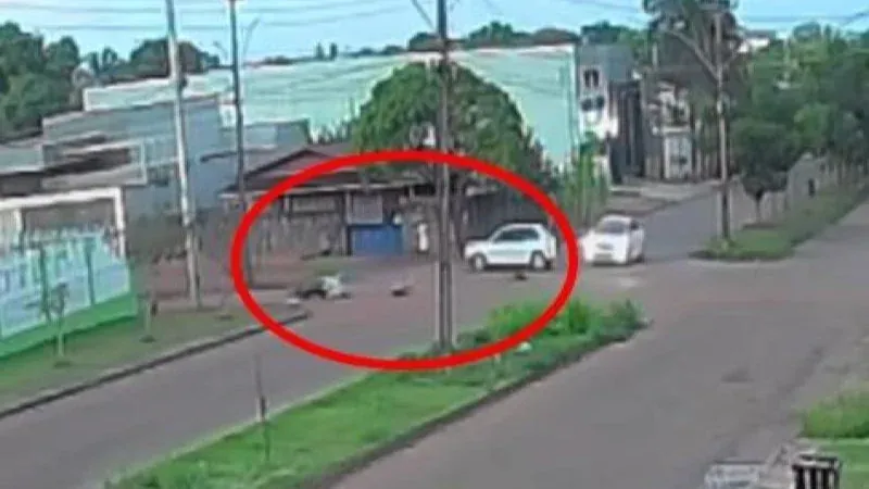 cidade - Após atingir casal em motocicleta, motorista foge, mas deixa placa do carro no local