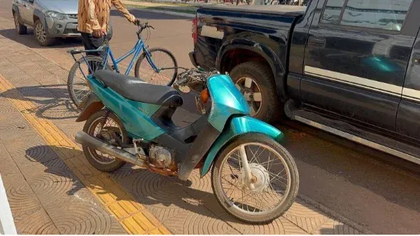 cidade - Motociclista fica ferida após perder o controle e atingir poste no centro de Rolim de Moura