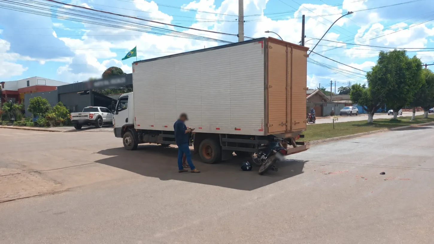 cidade - Motociclista fica ferido após colidir na traseira de caminhão em Rolim de Moura