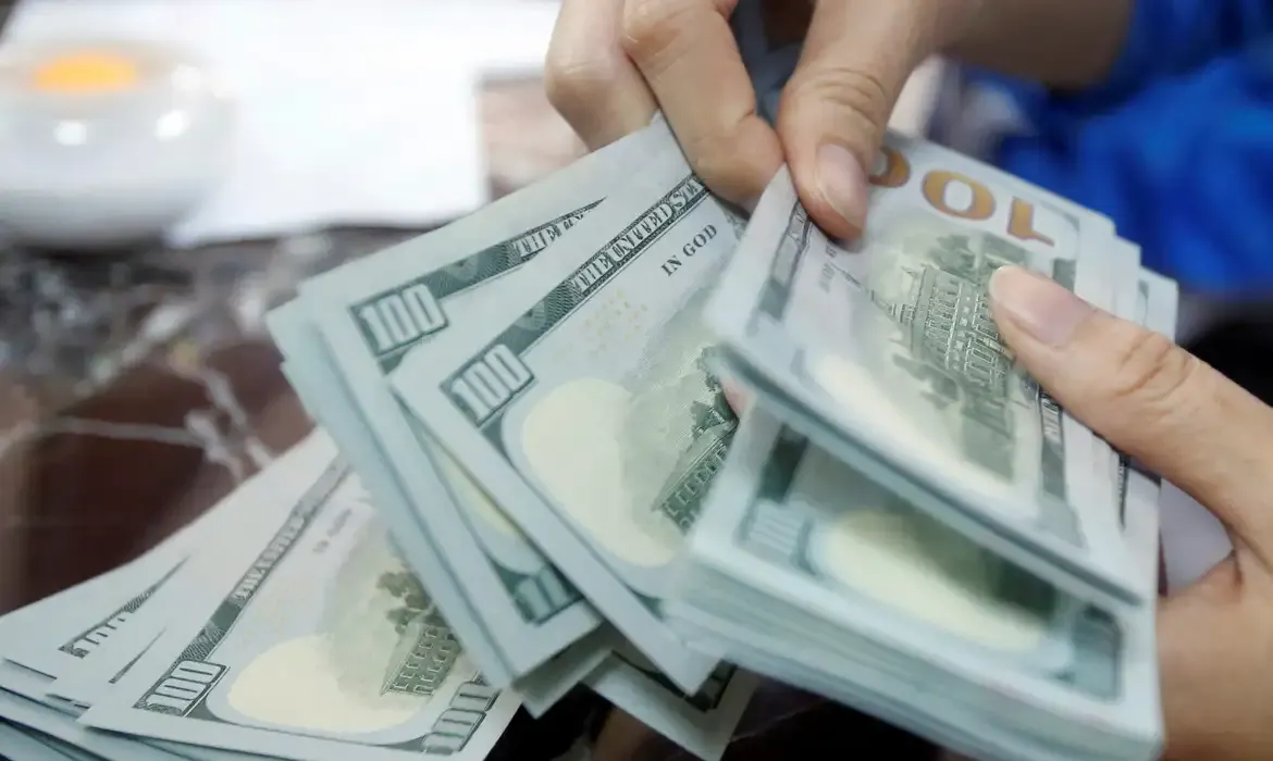Economia - Dólar fecha no maior valor em duas semanas com queda no petróleo
