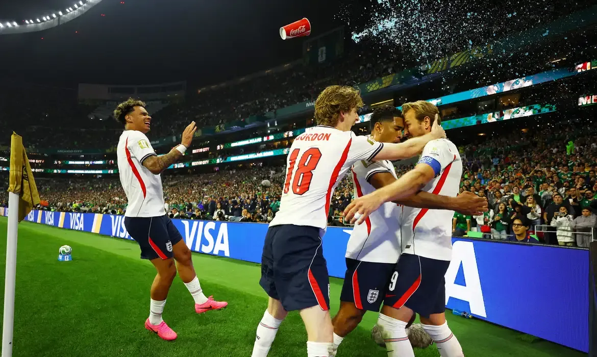 Esportes - Com um a menos, Inglaterra derruba México no Azteca e segue na Copa