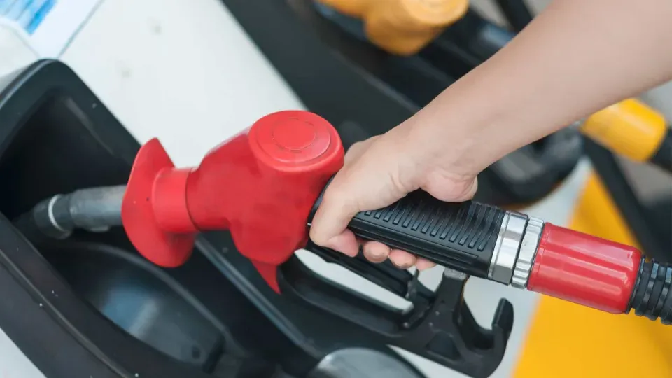 Governo vai adiar retirada do subsídio da gasolina, diz ministro