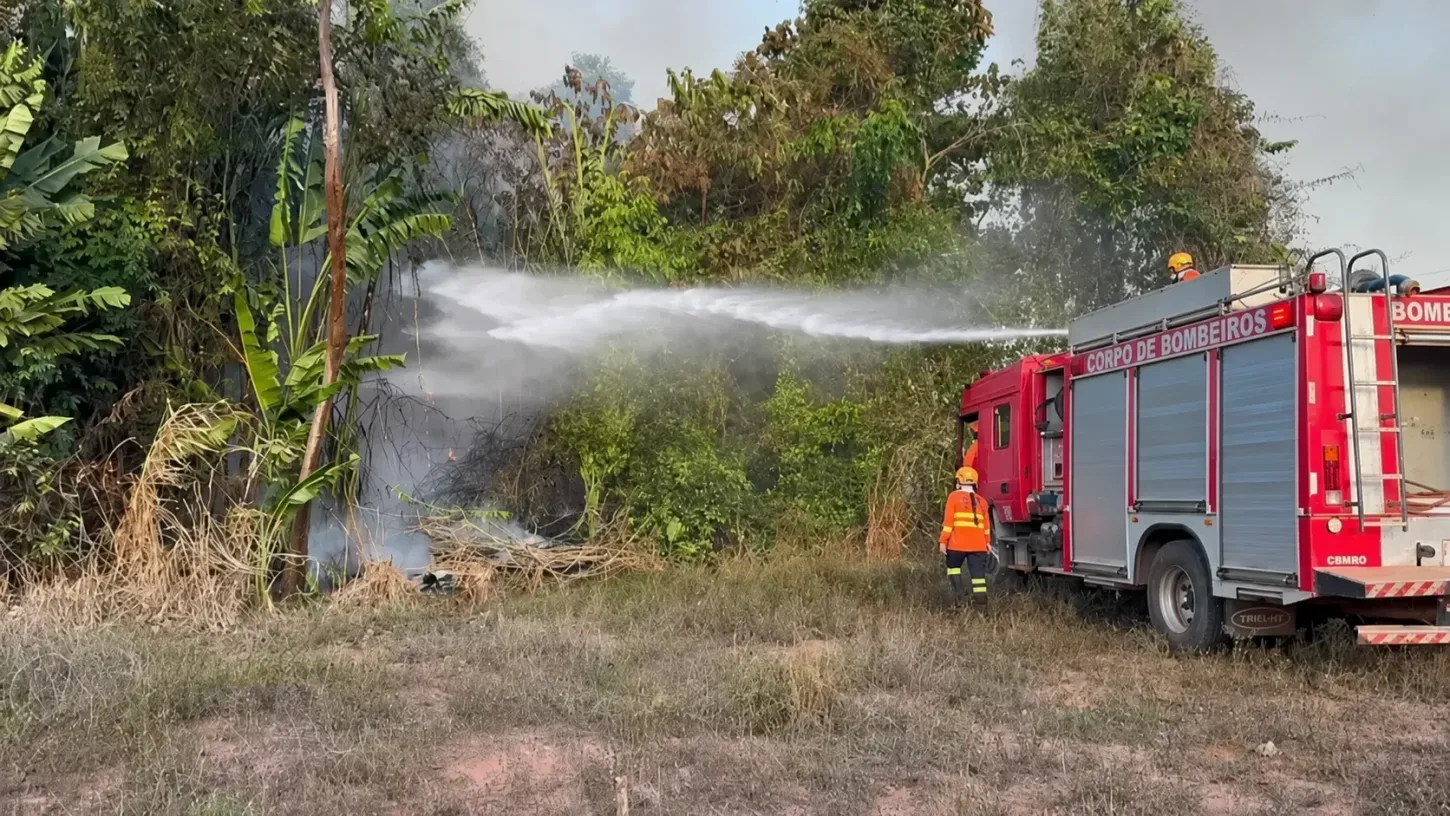 Incêndio em área de mata mobiliza Corpo de Bombeiros pela segunda vez em menos de uma semana em Rolim de Moura