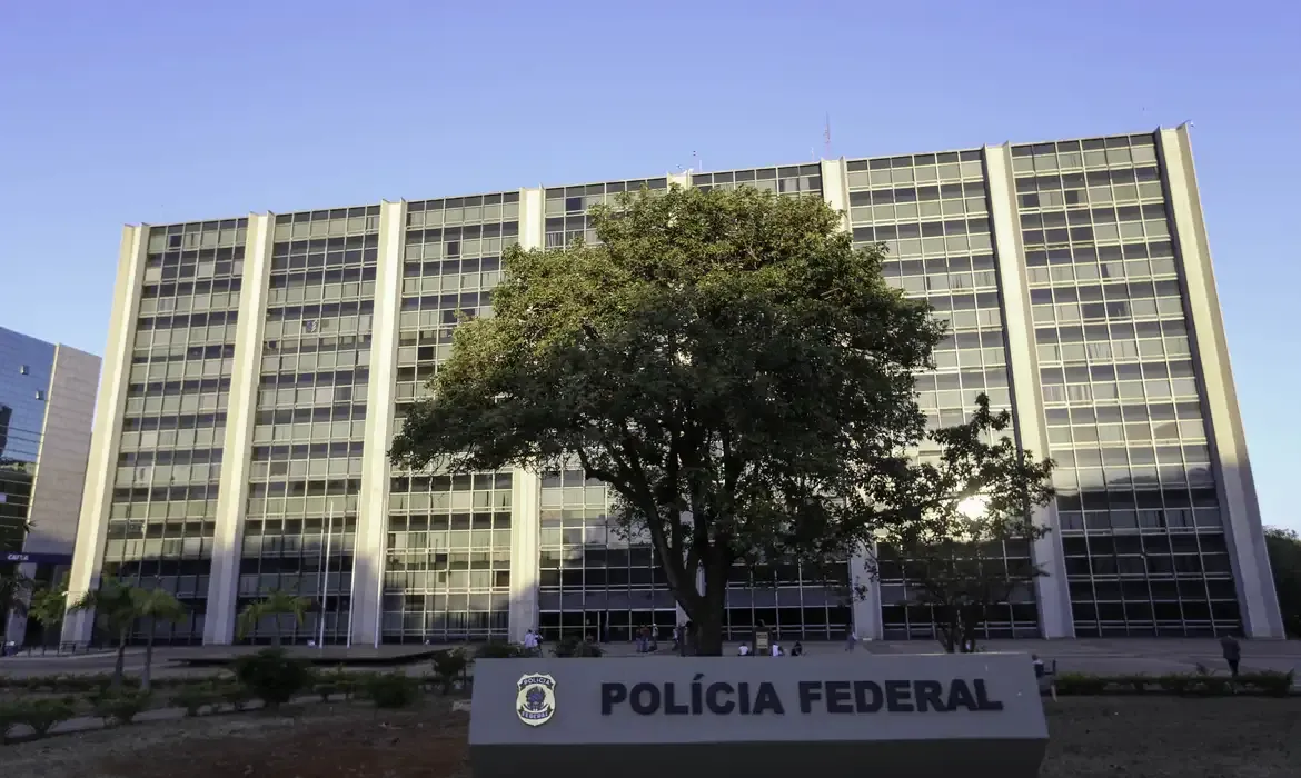 Justiça - Polícia Federal faz operação para conter lavagem de dinheiro do PCC