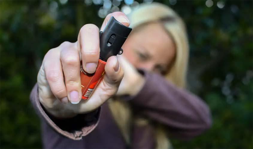 Mulheres podem usar spray de pimenta para defesa pessoal
