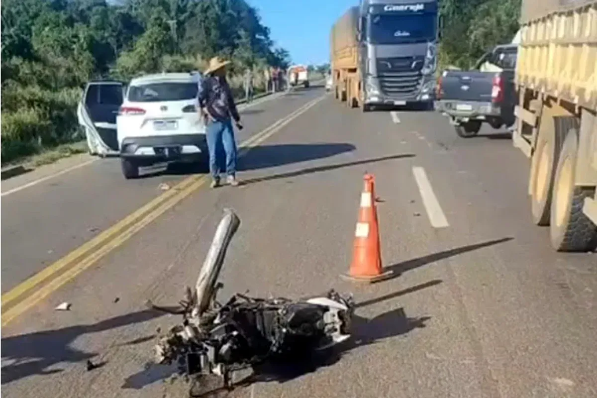 Ouro Preto do Oeste - Mulher morre e outra ferida após colisão entre moto e carro na BR-364