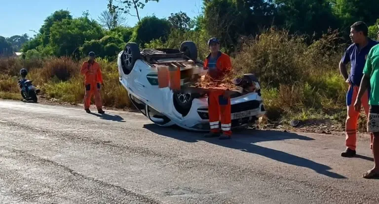 Polícia - Automóvel capota na RO-383 entre Cacoal e Rolim de Moura após manobra de ultrapassagem