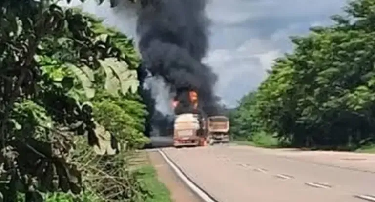 Polícia Carretas batem de frente e explodem na BR-364