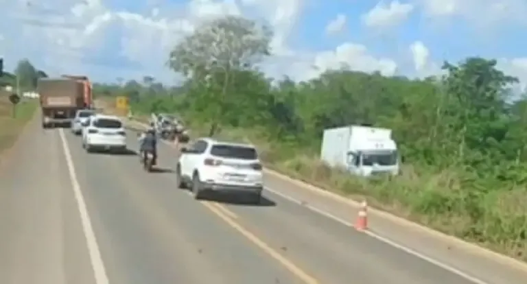 Polícia - Colisão entre caminhão e caminhonete na BR-364 deixa uma pessoa morta em Rondônia