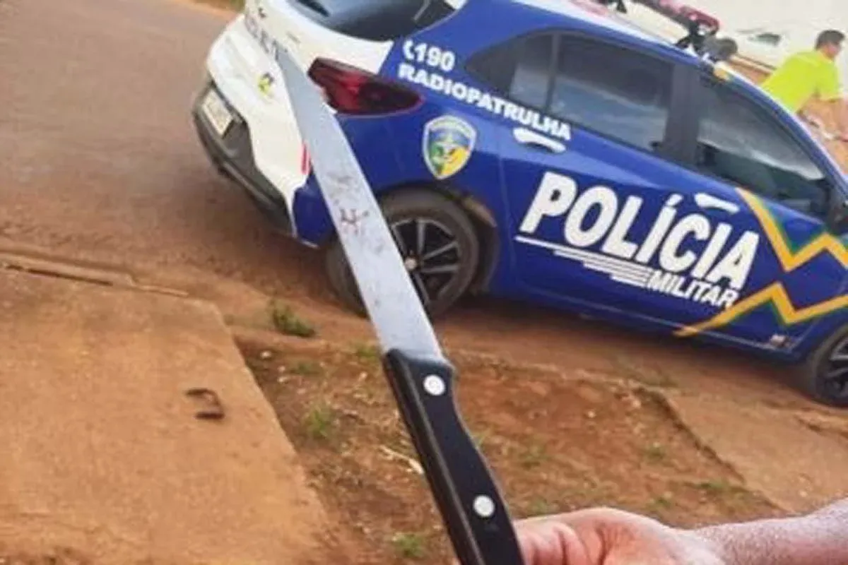 Polícia - Homem é preso após ameaçar clientes de bar com facas em Vilhena