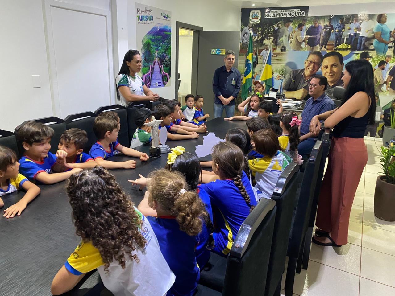 Prefeito Aldo Júlio recebe alunos da escola Júlia Bobek e reforça valorização da história e da identidade de Rolim de Moura