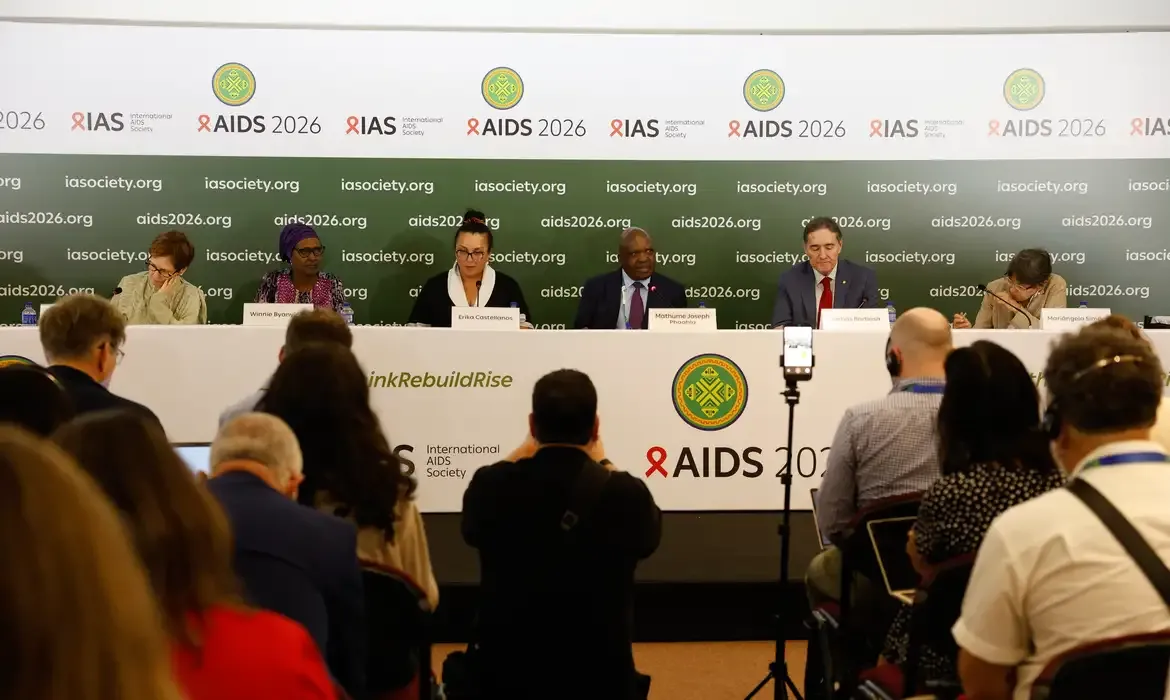 Saúde - Infecções e mortes por HIV caem, mas falta de recursos ameaça avanços