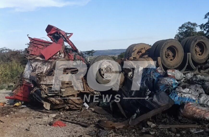 VÍDEO -INSTANTES DE TENSÃO - Colisão entre 3 veículos deixa carreta tombada e 3 feridos na BR-364; vídeo mostra vítima presa às ferragens