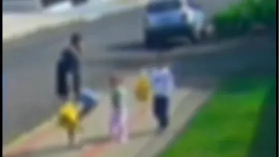 VÍDEO - Polícia - Pai é flagrado chutando filha de 3 anos na cara; veja vídeo