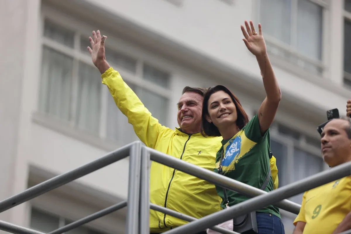 Brasil - Com Michelle em campanha, Bolsonaro pede ao STF para ter familiares em casa