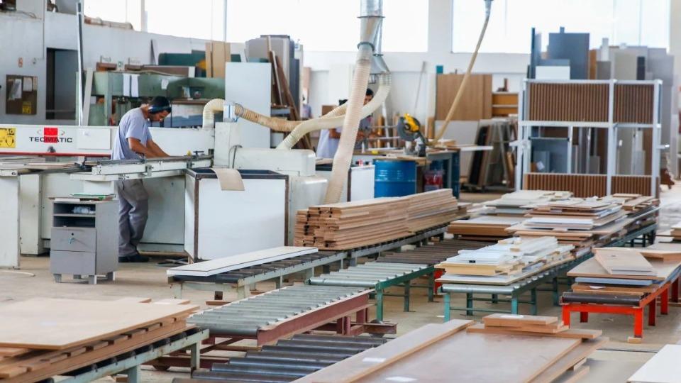 Brasil -  IBGE: indústria recua 1,8% em junho, na 2ª queda seguida do setor
