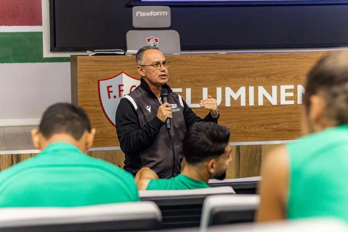 CAPACITAÇÃO - Instrutor da CBF Cláudio José ministra aula de Controle de Jogo no curso de formação de novos árbitros