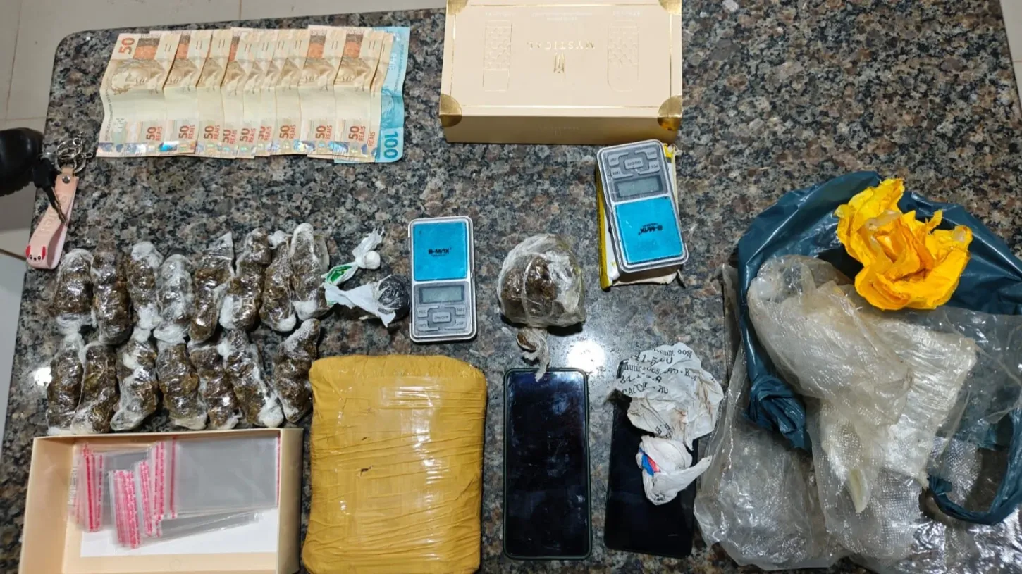 cidade - Ação da PM apreende drogas, dinheiro e balanças de precisão na Linha 9, em Cacoal, RO
