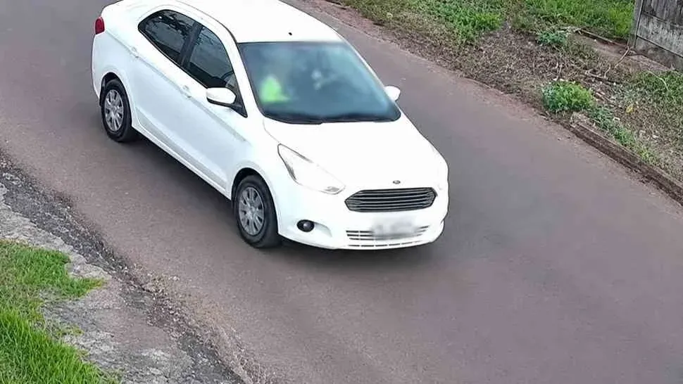 cidade - Motorista fica ferido após capotar veículo oficial da Prefeitura na BR-429