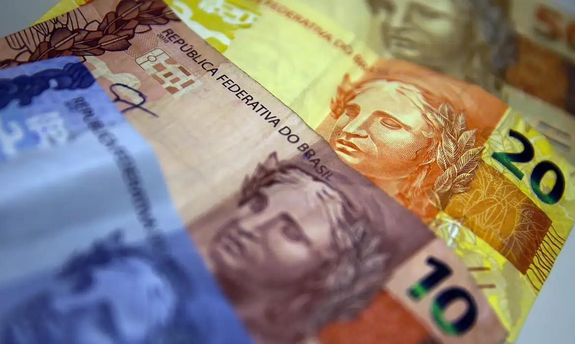 Crise financeira - Confiança do consumidor brasileiro cai ao pior nível desde 2022, mostra FGV