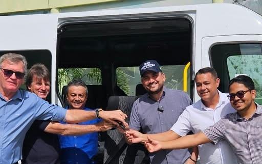 Deputado Jean Mendonça atende pedido do prefeito Wéliton e vereadores e entrega van adaptada para pacientes de Espigão D'Oeste