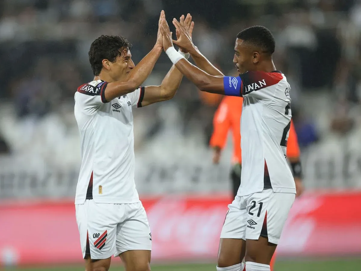 Esportes - Athletico-PR vence o Botafogo e cola na vice-liderança do Brasileirão