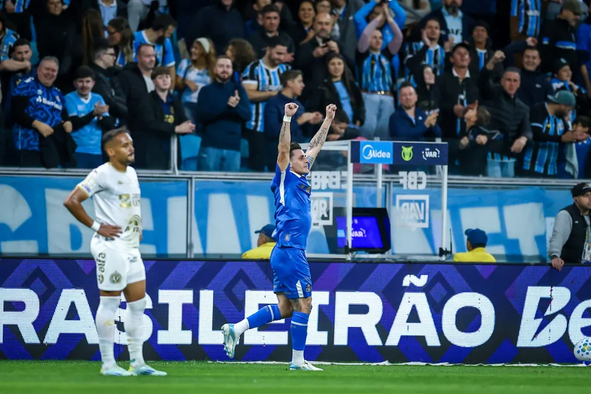 Esportes Grêmio vence de virada e afunda Chapecoense na lanterna do Brasileirão.