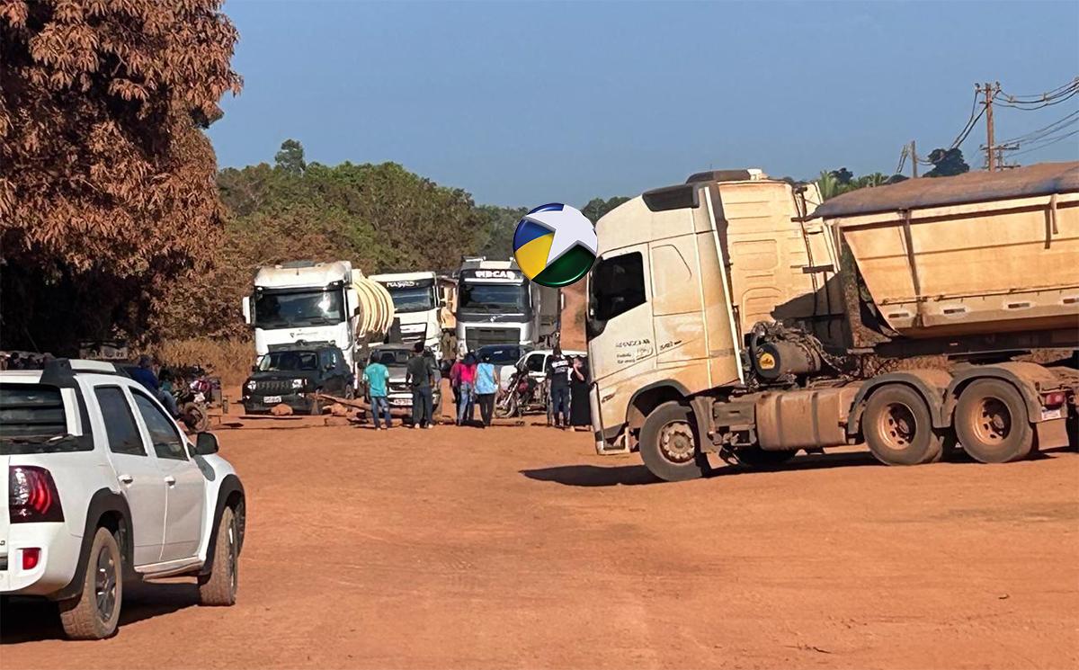 Geral - Cobram asfaltamento da via: moradores bloqueiam Estrada da Penal e impedem acesso a portos em Porto Velho