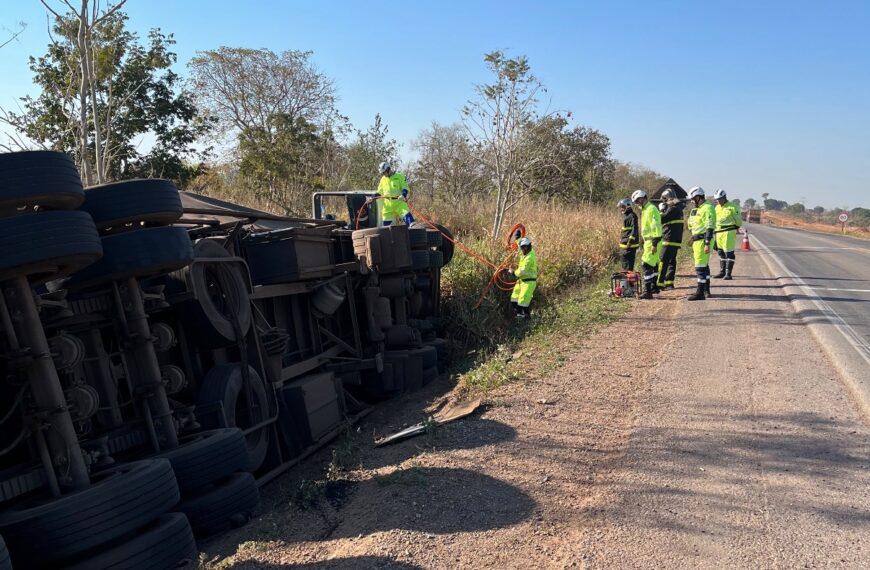 Motorista morre após carreta tombar e pegar fogo na BR-364; vídeo