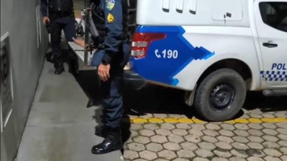Plantão de Polícia - Dupla é presa em flagrante após invadir casa e amarrar morador durante tentativa de roubo