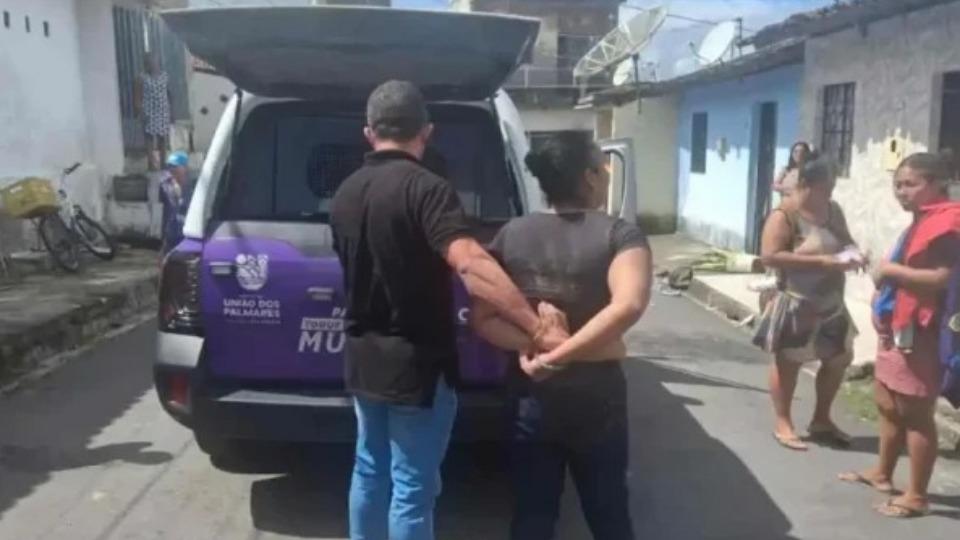 Plantão de Polícia - Mulher é presa suspeita de esfaquear e cortar cabelo de menina de 12 anos em União dos Palmares