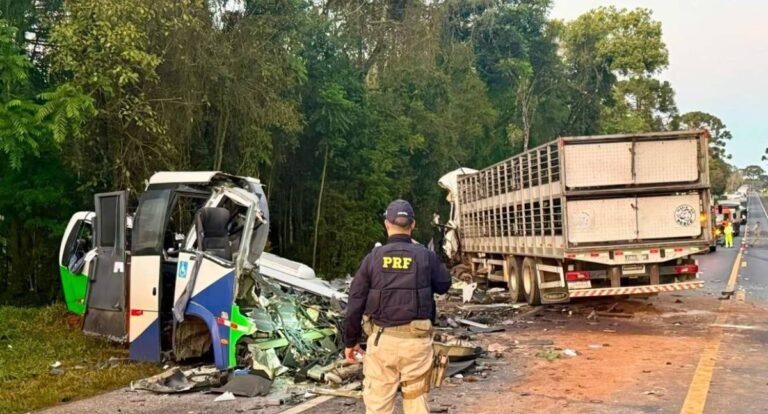 Polícia - Acidente entre micro-ônibus e carreta deixa 23 mortos na BR-373