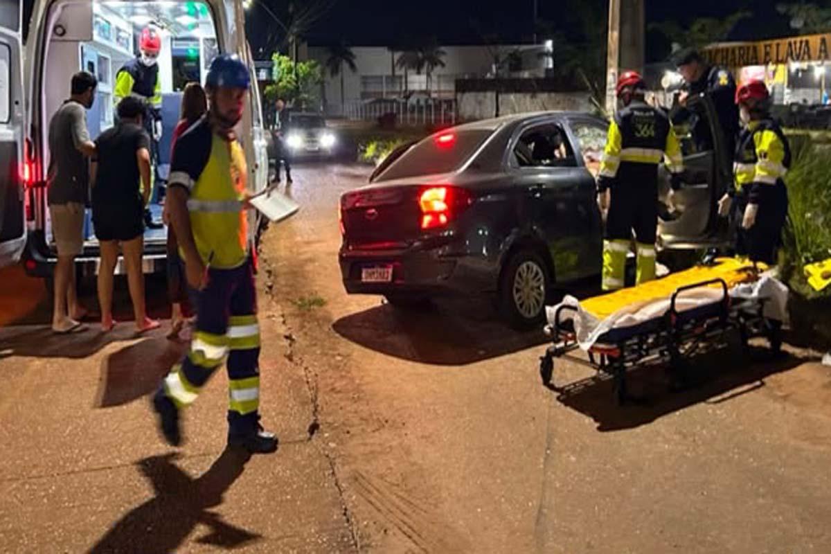 Porto Velho - Três pessoas ficam feridas após carro colidir em poste na Rua da Beira