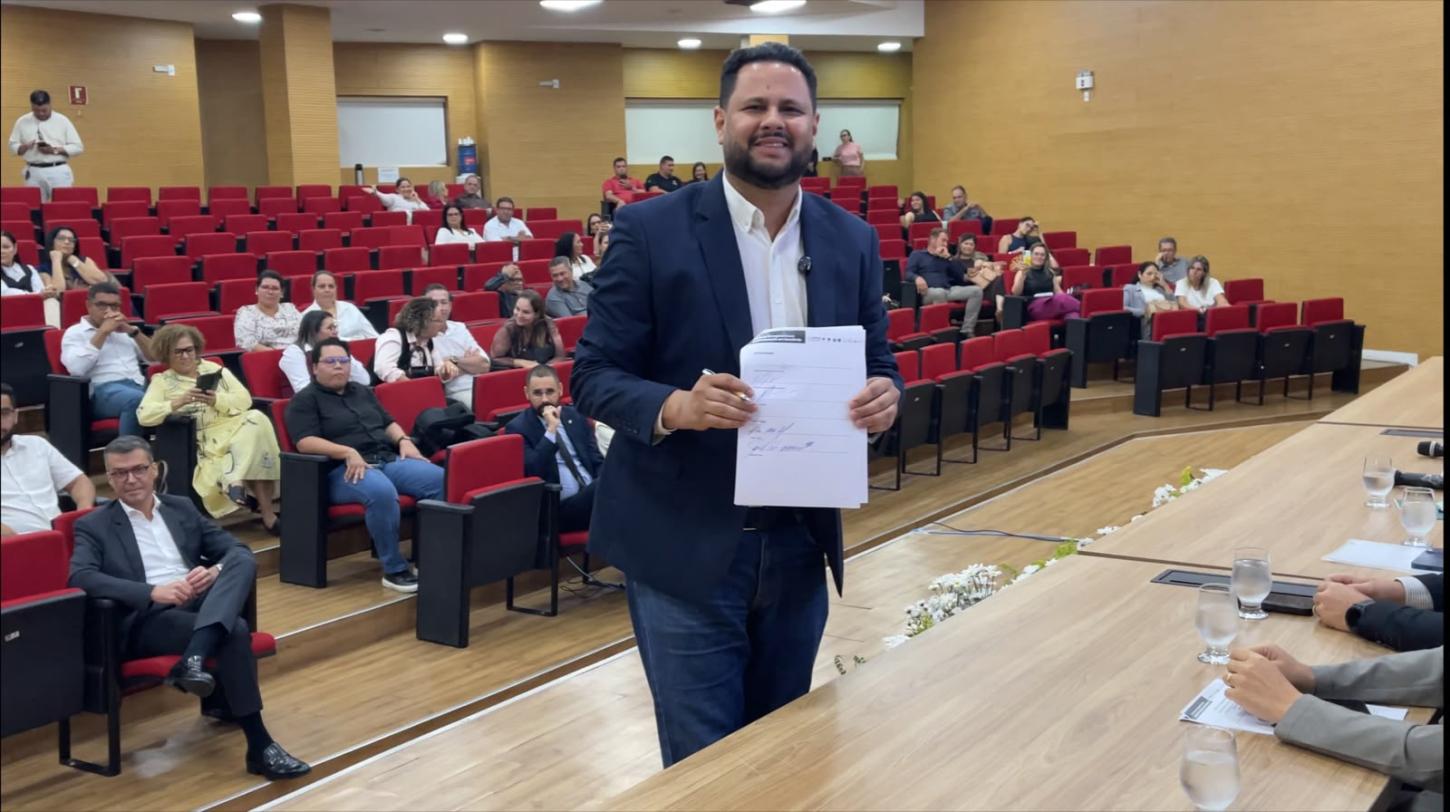 Samuel Costa assina pacto e defende valorização dos professores e criação da Universidade Estadual de Rondônia