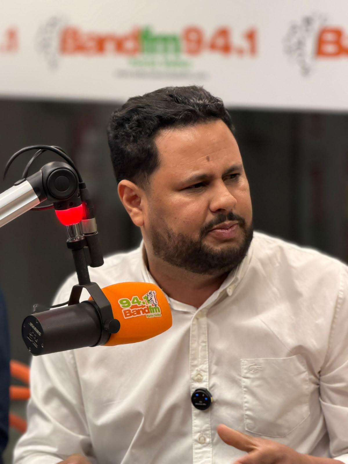 Samuel Costa defende atendimento em saúde mental 24 horas e alerta para impactos das bets durante entrevista à Band FM