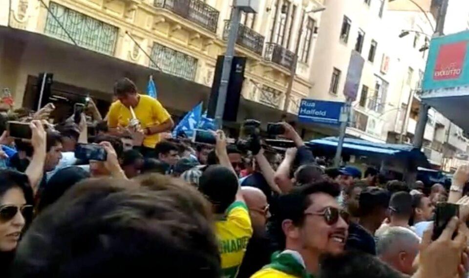 VÍDEO - 'Conhecemos o método' - Flávio cita facada em Bolsonaro para alertar risco da esquerda no Brasil