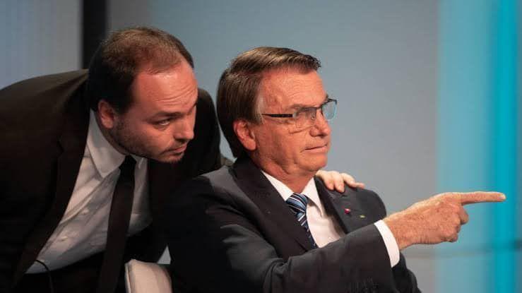 VÍDEO - 'Isso é justiça?' - Carlos critica ‘saidão’ de criminosos e Bolsonaro sem poder abraçar filhos