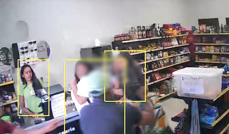VÍDEO - Mulher acaba no Hospital Regional após ser brutalmente esfaqueada pelo ex; vídeo mostra ataque