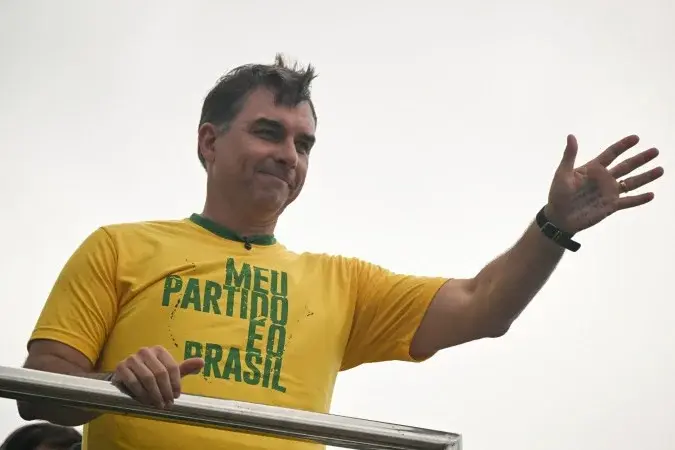 A CHAPA QUE BOLSONARO PEDE: OS DOIS NO SENADO, JUNTOS.