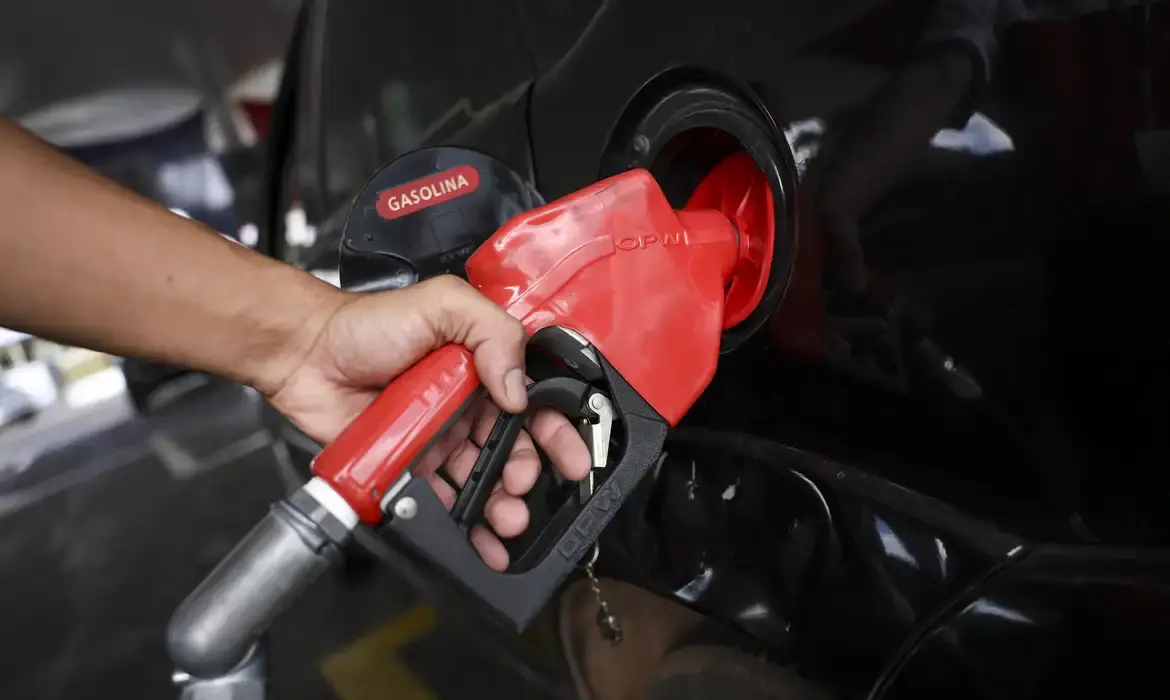 Economia - Nova lei aumenta penas para furto e roubo de combustíveis
