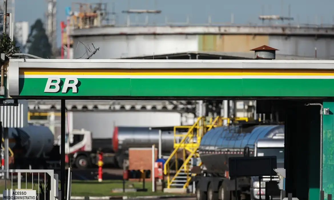 Economia - Petrobras aumenta diesel, mas subsídio mantém valor final; entenda