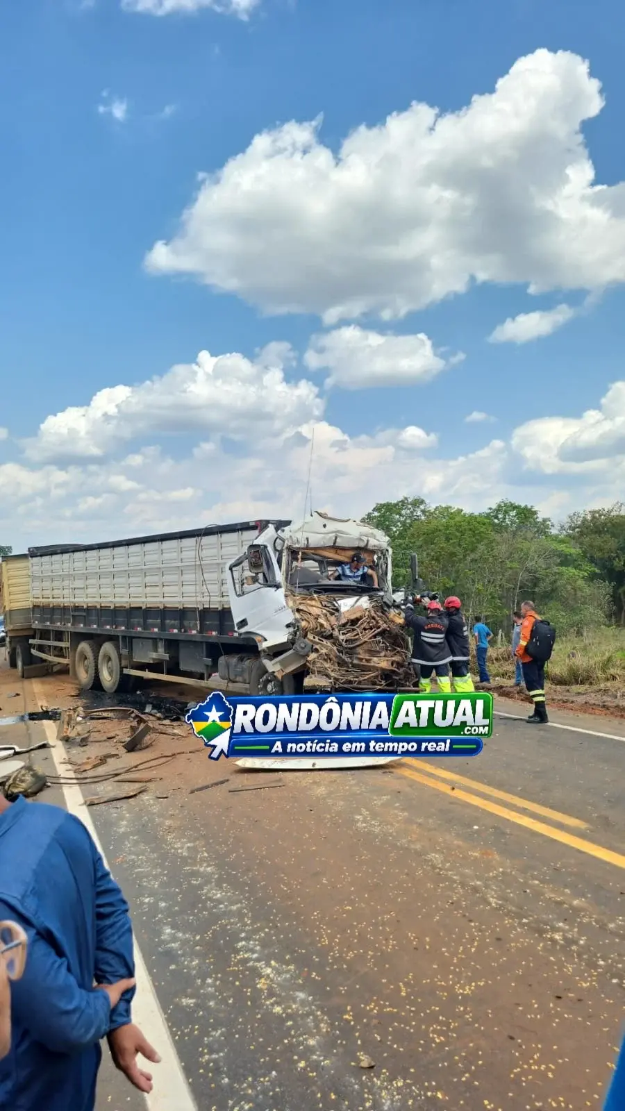 FOTOS: CAMINHÃO BOIADEIRO BATE VIOLENTAMENTE EM CARRETA PARADA NA BR-364 E MOTORISTA FICA PRESO ÀS FERRAGENS