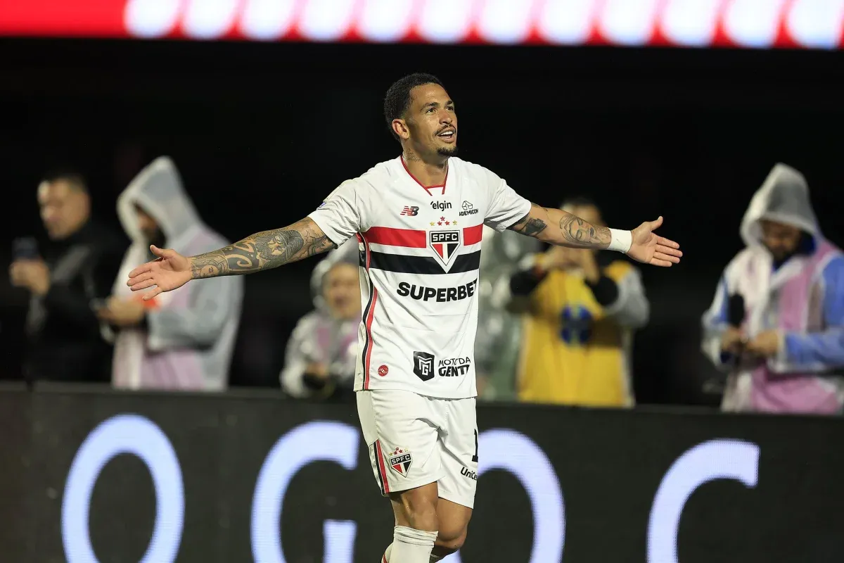 Futebol -  São Paulo define vitória sobre Atlético-MG em dois minutos e sobe na tabela