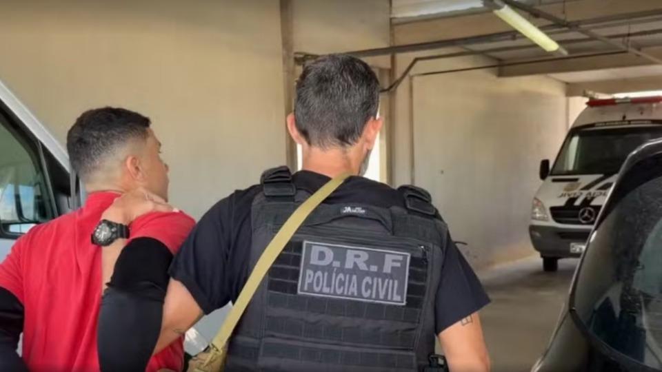 Plantão de Polícia - Homem é preso suspeito de receber dinheiro de família feita refém durante assalto