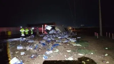 Polícia - Caminhão com picanha tomba em rodovia de MT e é saqueado por populares