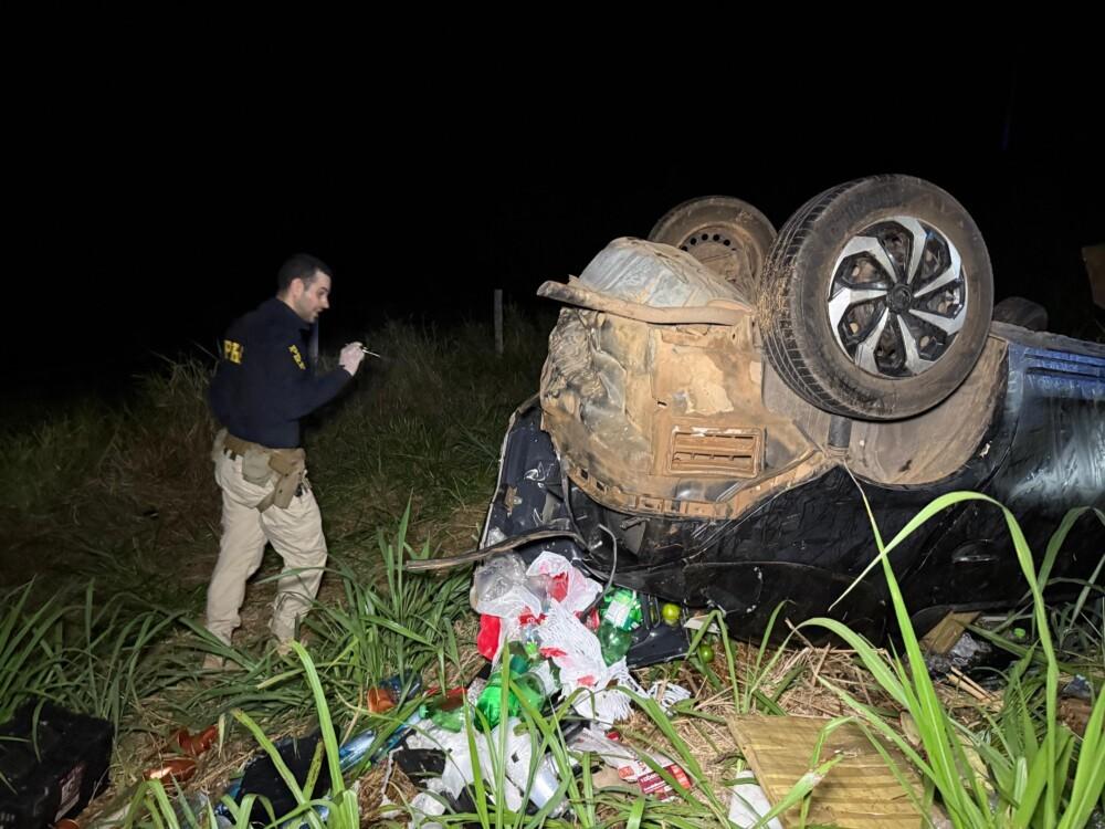 Polícia - Capotamento na BR-364 deixa uma mulher morta e outras duas pessoas gravemente feridas