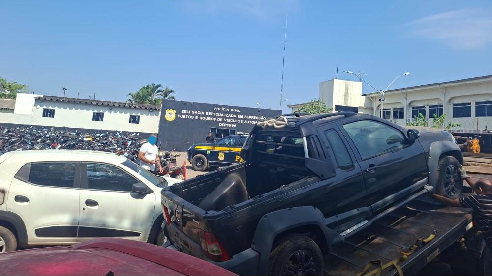 Polícia - Furtos e Roubos localiza Fiat Strada com restrição entre vários veículos guardados em galpão