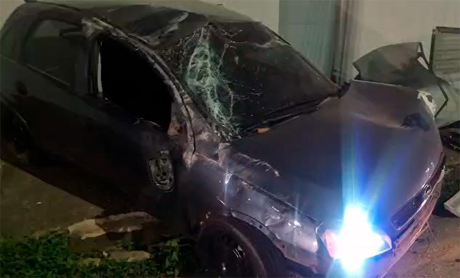 Polícia - Vídeo: Corsa fica destruído após motorista trafegar pela contramão e capotar várias vezes no centro de Porto Velho