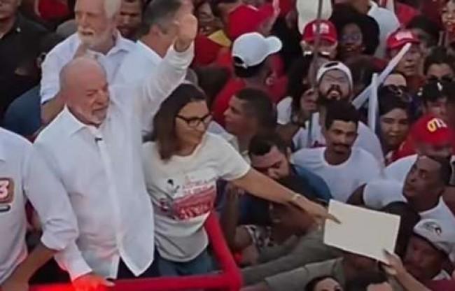 Política - Janja é flagrada em cena inusitada em carreata com Lula (veja o vídeo)