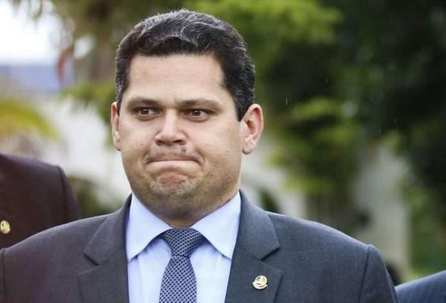 Política -  Mensagens revelam a forte ligação de Alcolumbre com Vorcaro e é pedido o seu afastamento imediato da presidência do Senado